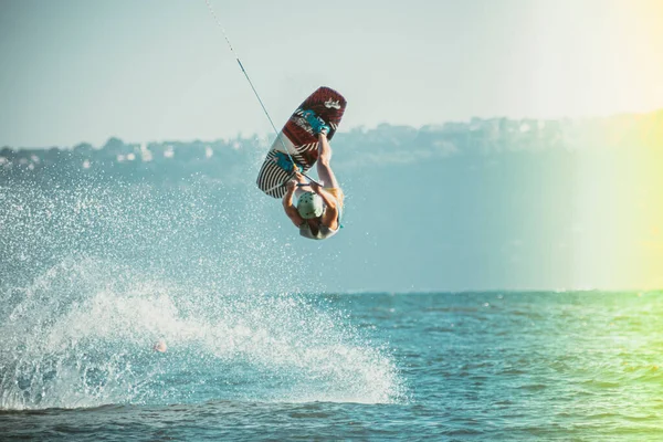 WAKEBOARDING EN EL MAR JUMPING ALTO HACIENDO UN BACKFLIP. —  Fotos de Stock