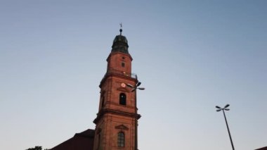 ERLANGEN, Almanya - 2 Eylül 2020: Erlangen, Almanya şehir meydanında Hugenotten Kirche. Erlangen, Nuremberg Büyükşehir Bölgesi 'nde.
