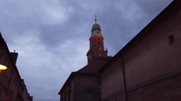 ERLANGEN, NIEMCY - 2 września 2020: Hugenotten Kirche w Erlangen, Niemcy. Erlangen jest w regionie metropolitalnym Norymberga 3,5 miliona ludzi — Wideo stockowe