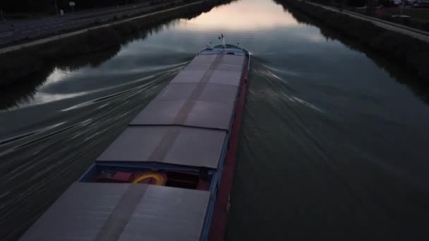 Φορτηγό πλοίο που χωρίζει ήρεμο νερό του ποταμού.Σταθεροποιημένη κίνηση με gimbal. Έννοια: Ηρεμία και διαταραχή — Αρχείο Βίντεο