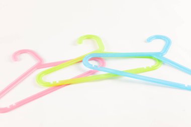  arka plan üzerinde plastik askı izole giyim beyaz