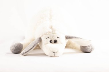 Beyaz arka plan üzerinde izole peluş çocuk oyuncak