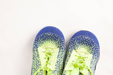 Beyaz arkaplanda izole edilmiş eski ayakkabılar