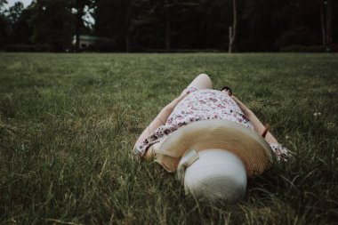 Elbiseli hamile kadını karnından ellerini tutar. Gebelik, hamile, hazırlık ve beklenti kavramı. Gebeliğin güzel ihale ruh fotoğraf.