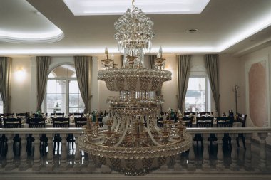 büyük kristal bir avize sarkacak. güzel