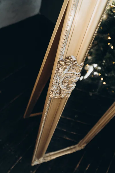Красивое Винтажное Зеркало Деревянном Фоне — стоковое фото