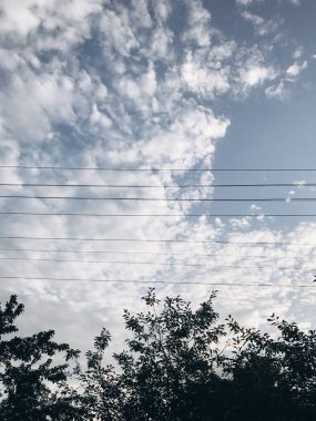 parlak mavi gökyüzünde bulutlar