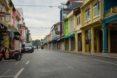 Phuket, Tayland - 14 Haziran 2018: Chino-Portekizce tarzı Thalang yolda binasında. Phuket, Tayland tarihi dönüm noktası.