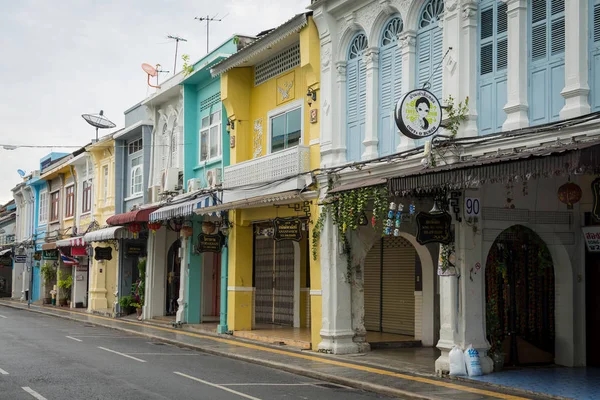 Phuket, Tayland - 14 Haziran 2018: Chino-Portekizce tarzı Thalang yolda binasında. Phuket, Tayland tarihi dönüm noktası.