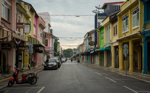 Phuket, Tayland - 14 Haziran 2018: Chino-Portekizce tarzı Thalang yolda binasında. Phuket, Tayland tarihi dönüm noktası.