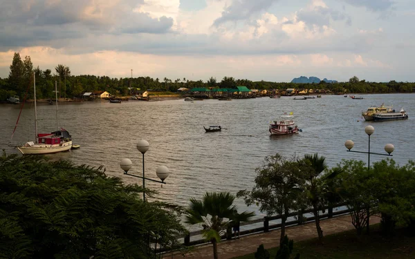Cenário Rio Krabi Com Muitos Barco Pela Manhã Tailândia — Fotografia de Stock