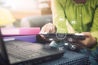 İşkadını tablet ile çevrimiçi tutarak gündelik elbise içinde. sanal simge diyagramı ile Internet üzerinden sipariş yaparken. İş ve finans kavramı.