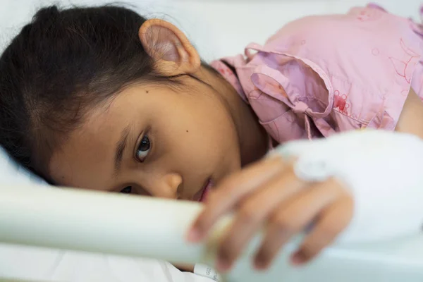 Μικρό Κορίτσι Ασθενείς Τοποθέτηση Στο Κρεβάτι Στο Νοσοκομείο Υγειονομική Περίθαλψη — Φωτογραφία Αρχείου