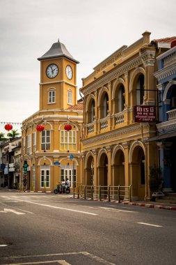 Phuket, Tayland - 8 Ekim 2018: Yenilenmiş Chino-Portekizce tarzı bina ve saat kulesi phuket kent içinde. Phuket Peranakannitat Müzesi.