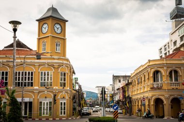 Phuket, Tayland - 8 Ekim 2018: Yenilenmiş Chino-Portekizce tarzı bina ve saat kulesi phuket kent içinde. Phuket Peranakannitat Müzesi.