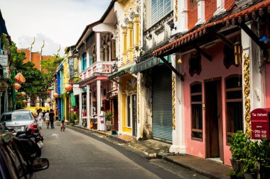 Phuket, Tayland - 8 Ekim 2018: Phuket kent Rommanee yolda bina Chino-Portekizce tarzı ile.