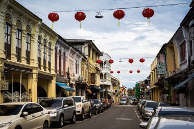 Phuket, Tayland - 8 Ekim 2018: Chino-Portekizce tarzı Thalang yolda binasında. Phuket, Tayland tarihi dönüm noktası.