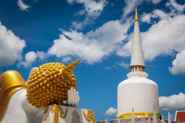 Büyük yatan Buda heykeli ve kutsal pagoda Budist Tapınağı ile bulutlu mavi gökyüzü, Tayland.