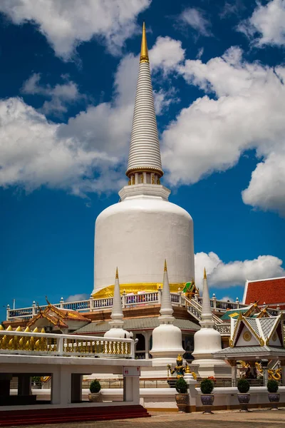 Ogromny Święty Pagoda Buddyjskiej Świątyni Pochmurnego Nieba Niebieski Tajlandia — Zdjęcie stockowe