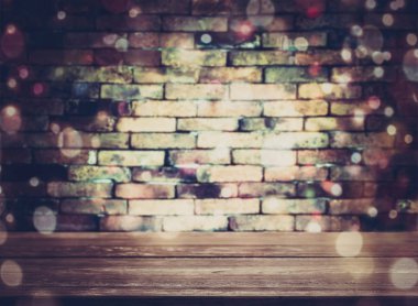 Bulanık vintage tuğla duvar ve renkli bokeh arka plan boş ahşap masa. Ürün görüntüleme için.