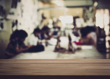Boş ahşap masa sanat Oda arka planda bulanık çocuklu. Ürün görüntüleme için.