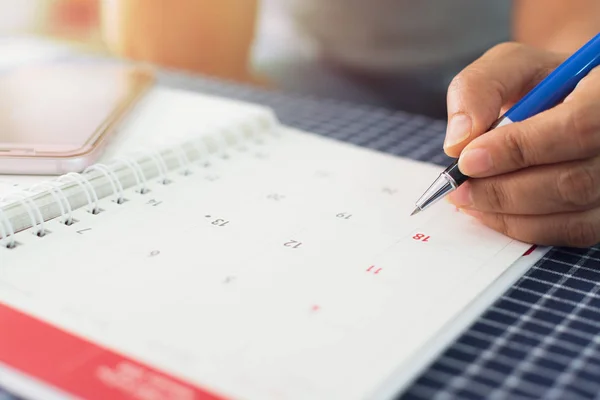 Mani Della Donna Affari Sta Pianificando Gestendo Lavoro Sul Calendario — Foto Stock