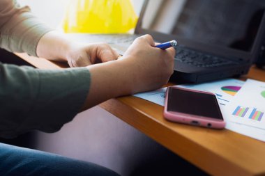 Elinde kalem tutan ve ofis masası, iş kavramı üzerinde çalışan mimar.