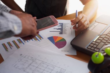 Tartışmak ve birlikte üzerinde ofis masası, iş kavramı planya iki meslektaşım.