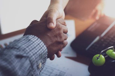 Birlikte kutlayan iki meslektaşım el iş bitmiş. İş kavramı.