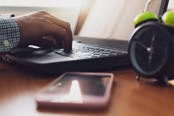 Manos Hombre Negocios Escribiendo Con Ordenador Portátil Escritorio Trabajo Oficina —  Fotos de Stock