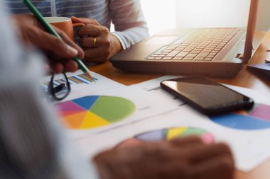 Tartışmak ve ticaret verileriyle birlikte planya iki arkadaşları belge ofis masasında grafik. İş ve Office hayat kavramı.