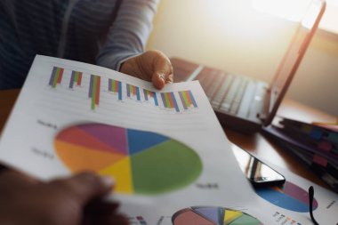 İş arkadaşları ticaret veri grafik belgesi birbirlerine gönderilmiş. İş ve Office hayat kavramı.