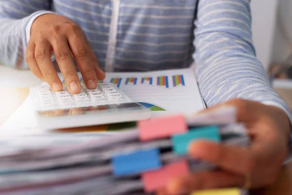 Handen Van Vrouw Die Werkt Met Stapel Papieren Document Voor Stockafbeelding