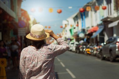 Gündelik elbise thalang Road chino arkadan güneş ışığı görünümü altında Portekizce stili oluşturma ile yürüyen kadın gezgin. Phuket, Tayland