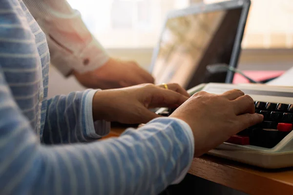 Hands Two Workmate Typing Working Desk Office Office Life Concept — Stock Photo, Image