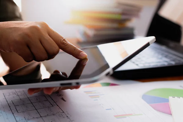 Handen Van Vrouw Met Behulp Van Tablet Werken Balie Kantoor — Stockfoto