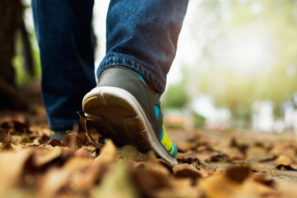 Закройте ноги людям, одетым в маски и гуляющим по полю летом
.