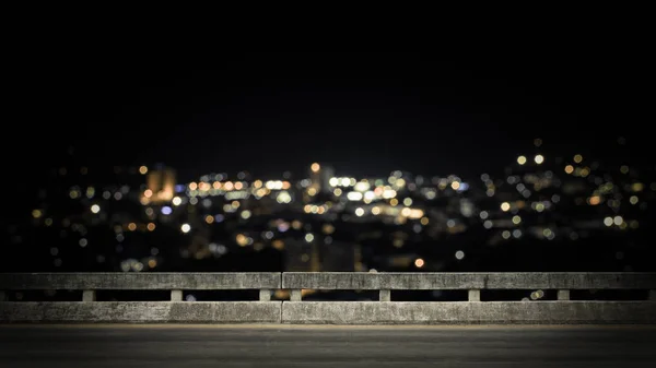 Visa Från Tom Betongbro Ovanför Staden Natten Med Färgglada Bokeh — Stockfoto