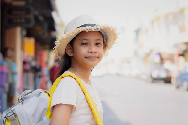 Gadis Muda Traveler Dengan Ransel Berdiri Kota Tua Antara Chino — Stok Foto