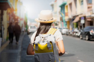 Genç kızla seyahat etmek sırt çantası ayakta eski şehirde, Phuket, 