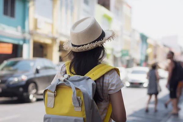 Chica joven viajero con mochila de pie en el casco antiguo, Phuket , — Foto de Stock