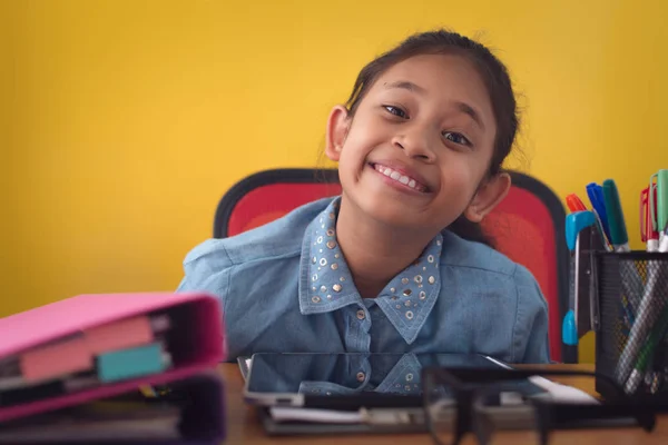 Menina bonito sorrindo com felicidade isolada no fundo amarelo . Imagem De Stock