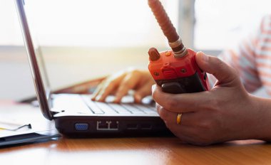 Kadın telsiz operatörü kullanarak walkie - Talkie ile iletişim kurmak için 