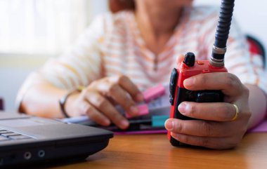Kadın telsiz operatörü kullanarak walkie - Talkie ile iletişim kurmak için 
