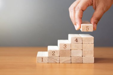 Kadın el ahşap blok üzerine koyarak ve ahşap bl düzenlenmesi
