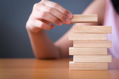 Kızın elini ahşap bloklar istifleme. 