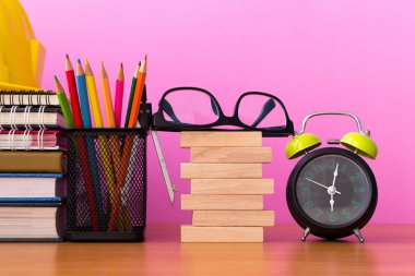 Kalemler, bölücüler, gözlük, yapı ile ahşap bloklar yığını