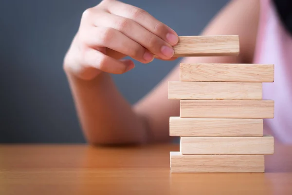 Kızın elini ahşap bloklar istifleme. 