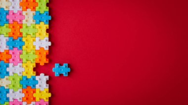 Kırmızı Kağıt arka planda renkler plastik bilmecenin, eksik