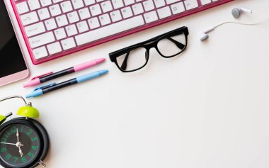 Beyaz kağıt arka planda yalıtılmış ofis malzemeleri.